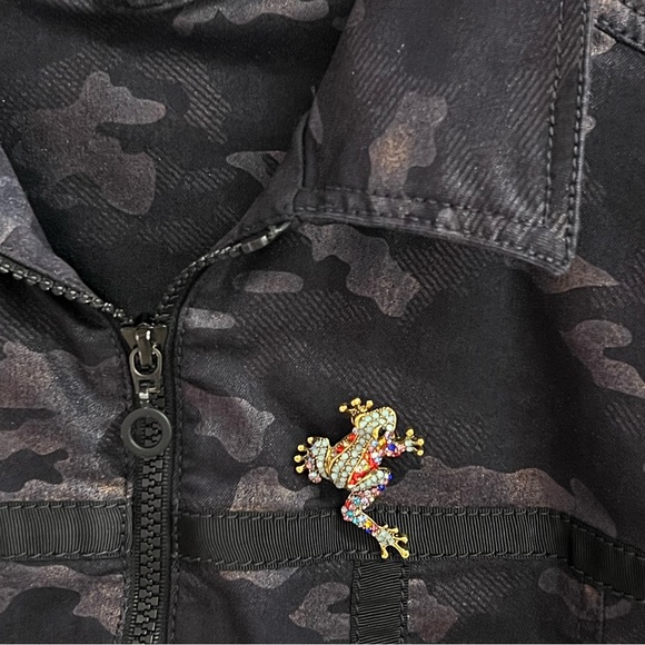 3/$20 Adorable Sparkly Frog Pin Brooch Gold-tone - Picture 9 of 9